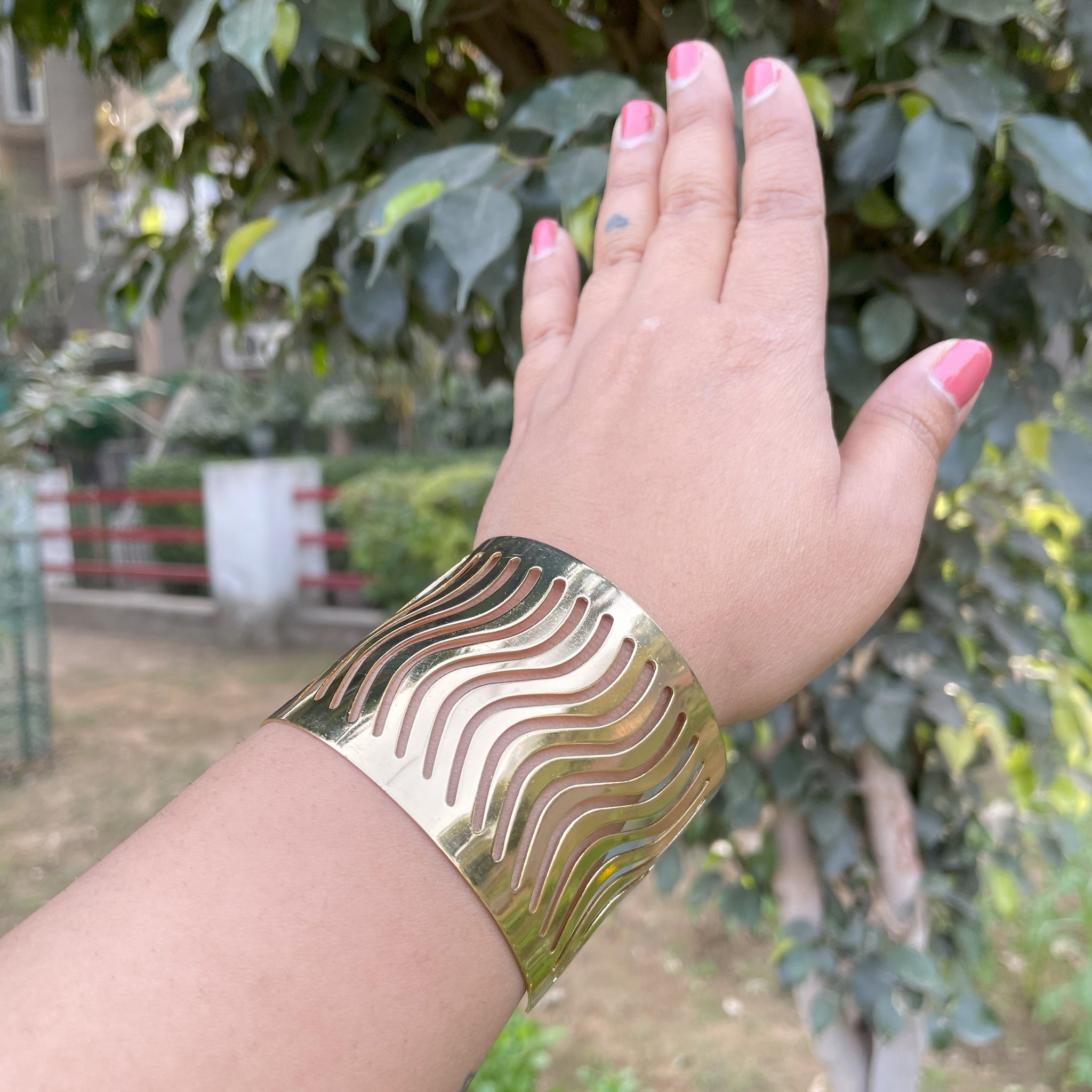 UJOY Handcrafted Cloisonne Bangle Bracelets Golden Butterfly Enamel Metal Handcuff  Jewelry Set Box Gift for Women 55A108-55B30, Diameter: 2.4'', Metal, enamel  price in UAE | Amazon UAE | kanbkam